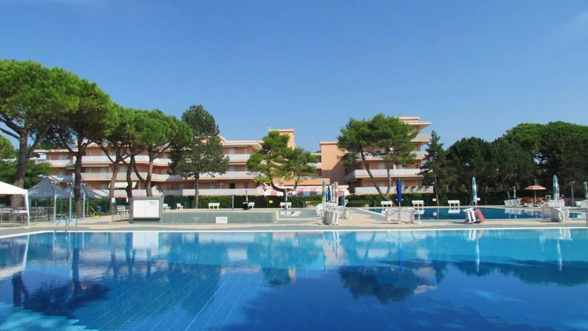 Poolside Serenity - Beahost Rentals Bibione Italy